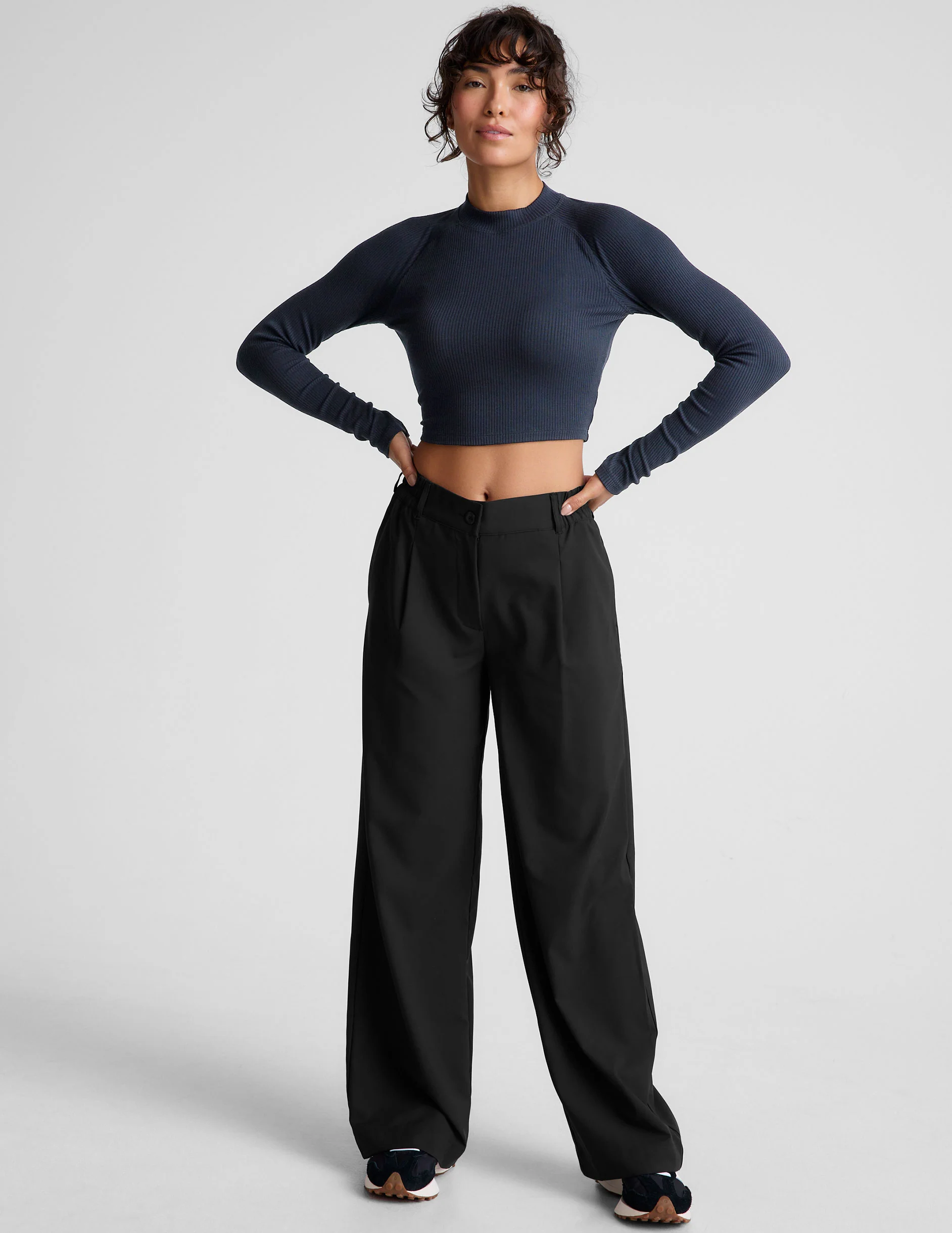 Contours Mock Neck Cropped Top - Onhollan