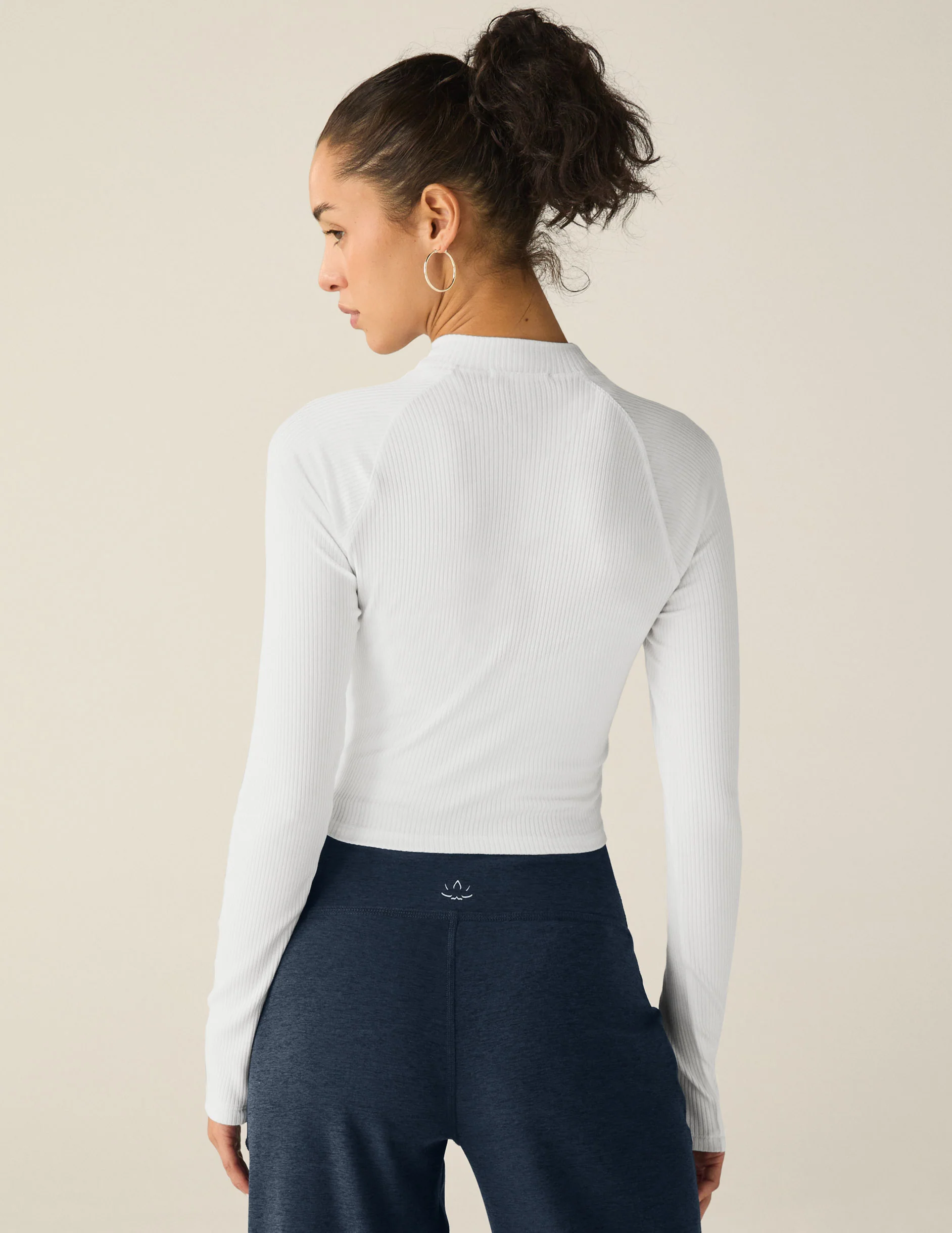 Contours Mock Neck Cropped Top - Onhollan